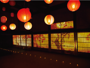 灯りの点いた提灯の写真