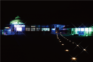 光で照らされた笹川邸玄関の写真