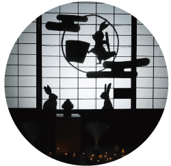 うさぎが満月の前で餅つきをしている影絵の写真