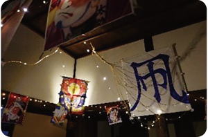 「凧」と書かれた凧と白根大凧合戦「桜蝶」の絵柄の凧に電飾が飾られた写真