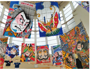 しろね大凧と歴史の館、大凧が複数枚飾られたホールの写真