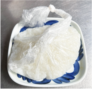 コメと水を入れ加熱した袋を皿に乗せた写真