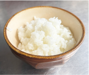 炊きあがったご飯を茶碗に盛った写真