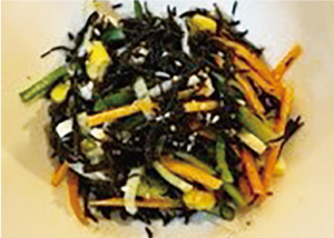 ひじきと野菜を混ぜ合わせた、ひじきの減塩サラダの写真