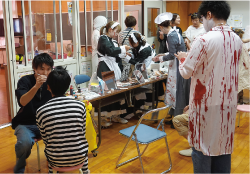 ゾンビメイクをしてもらい、ゾンビに変身中の人たちの写真