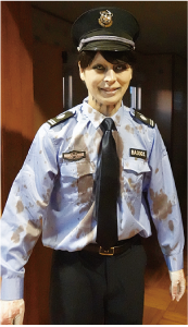 警帽に制服を着て、警察官のゾンビに変身した男性の写真