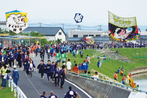 白根側で大凧や巻き凧が揚がる写真