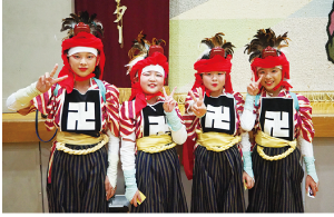 頭に獅子頭を付け、角兵衛獅子の衣装で並ぶ小学校４年生の女児４人の写真