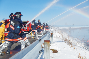 消防団が放水訓練を行う写真