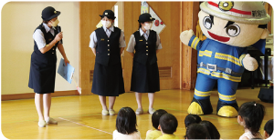 ひまわり隊が保育園で防火教育を行う写真