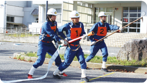 消防団員が訓練を行う写真