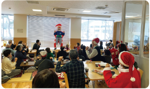 認知症カフェでクリスマスのイベントを行う写真