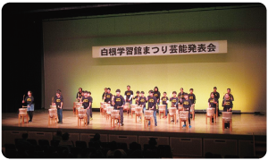 芸能発表会で太鼓の演奏を披露している写真