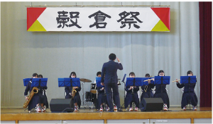 吹奏楽部が演奏している写真