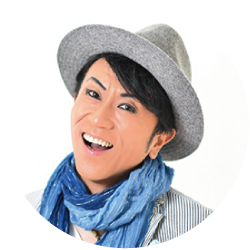 司会のさとちんの写真