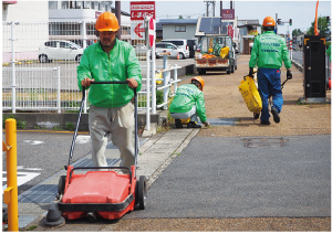 足立建設工業（株）が道路の清掃を行う写真