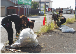 イオンリテール（株）イオン白根店が道路の草取りを行う写真