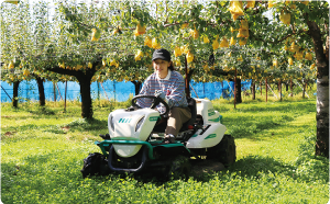 草刈機で除草している写真