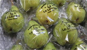 透明な袋に入ったル レクチエがケースに詰められている写真