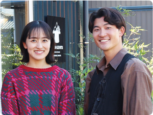 渡辺烈矢さんと奈央さんの二人が並んでいる写真