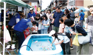 こどもがスーパーボールすくいをする写真