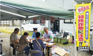 警察官とともに国際電話を休止する方法を案内している写真