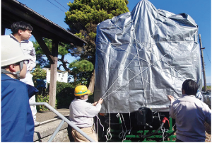 かぼちゃ電車の冬囲いの作業をする写真