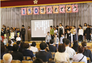 ステージで児童が発表を行う写真