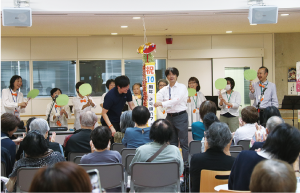 くす玉を割っている写真