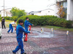 生徒が水消火器を体験する写真