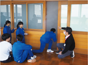 濃煙内の避難体験をする写真