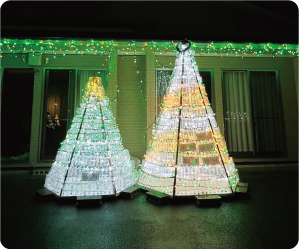 公園内の樹木がライトアップされている写真