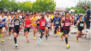 白根ハーフマラソン出場選手たちがスタート直後で、かたまりとなって走っている写真