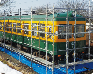 鉄筋の足場がある修復途中のかぼちゃ電車の写真