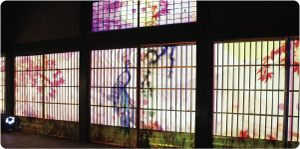 笹川邸の大広間の障子に映し出されたプロジェクションマッピングの写真