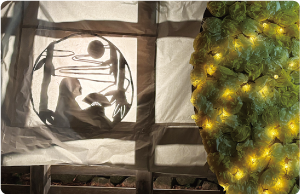 味方中学校３年生が制作したかぐや姫の影絵と月の装飾の写真