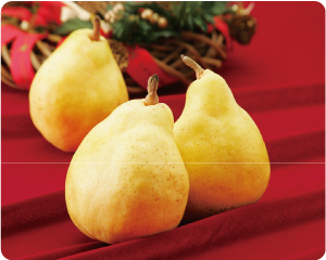 赤いクロスの上にクリスマスリースを飾りその前に３つ並ぶルレクチエの写真