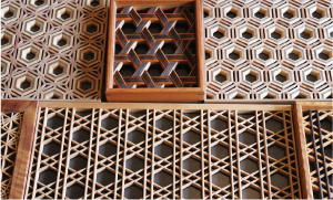 幾何学模様が美しい「組子」がいくつか並んだ写真