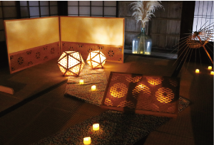 吉田さんが制作して組子にライトを入れ、美しく笹川邸を装飾した写真