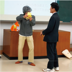 認知症サポーター養成講座でお年寄りとそれを発見した人を演じている写真