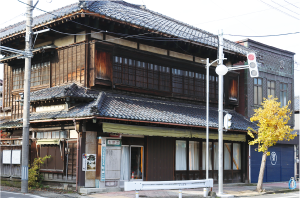白根商店街・庭幸酒店と店の前のイチョウの木の写真