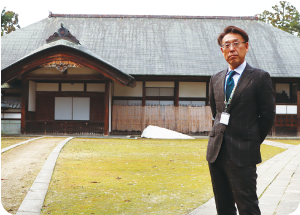 笹川邸の前に立つ区長の写真