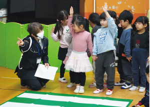 模擬信号で横断歩道を渡る練習をしている写真
