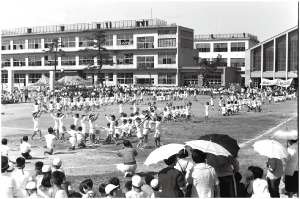 白根小学校グラウンドで運動会が行われている写真