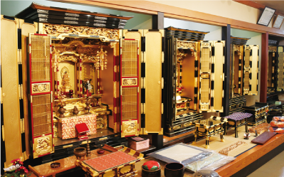 白根仏壇３台が横並びに並んでいる写真