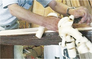 仏壇を作る木材にかんなを掛けている写真