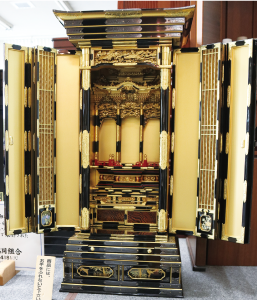 昨年開催された大阪・関西万博での新潟県産品ブースに展示された白根の仏壇の写真