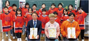 前列に長浜区長・アルビレックス新潟 大竹優ゆう心しん選手・白根グレープガーデン 笠原さん、その後ろ２列にアルビレックス新潟のユニフォームを着て並んだ大鷲小学校４年生の皆さんの集合写真