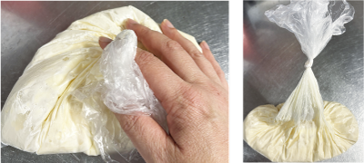 材料が入ったポリ袋を手でもんでいる写真とその袋の空気を抜き、袋の口を上の方で縛った写真