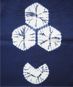 巻き上げ絞りの写真 布を糸で巻き上げる絞り方です。六角形の模様で、巻いた糸が細かい線となって表れています